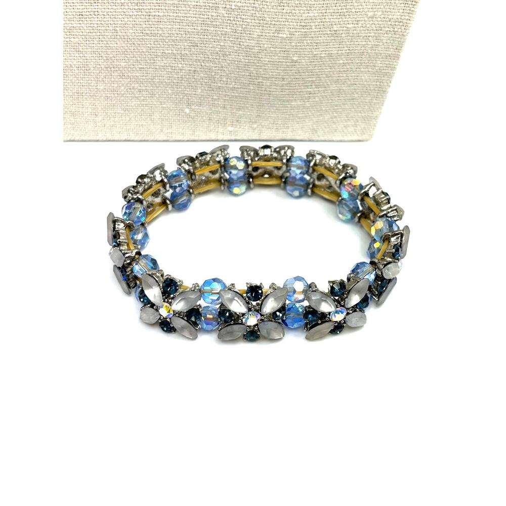 Floral Crystal & Glass Beaded Stretch Bracelet - Blue, White & Iridescent